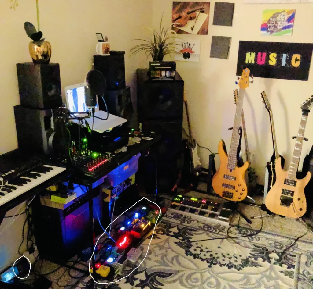 Pedalboard running by Pigton 9V DC adapter